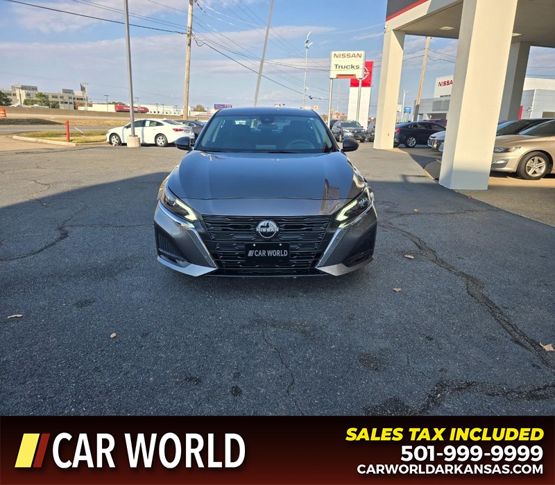 Nissan Altima Vehicle Full-screen Gallery Image 2