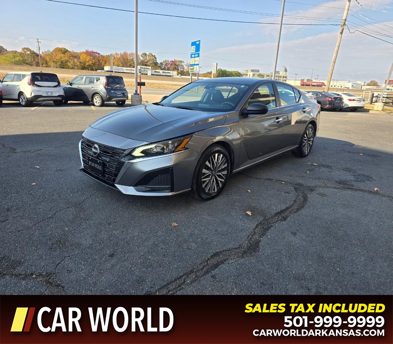 Nissan Altima Vehicle Full-screen Gallery Image 3