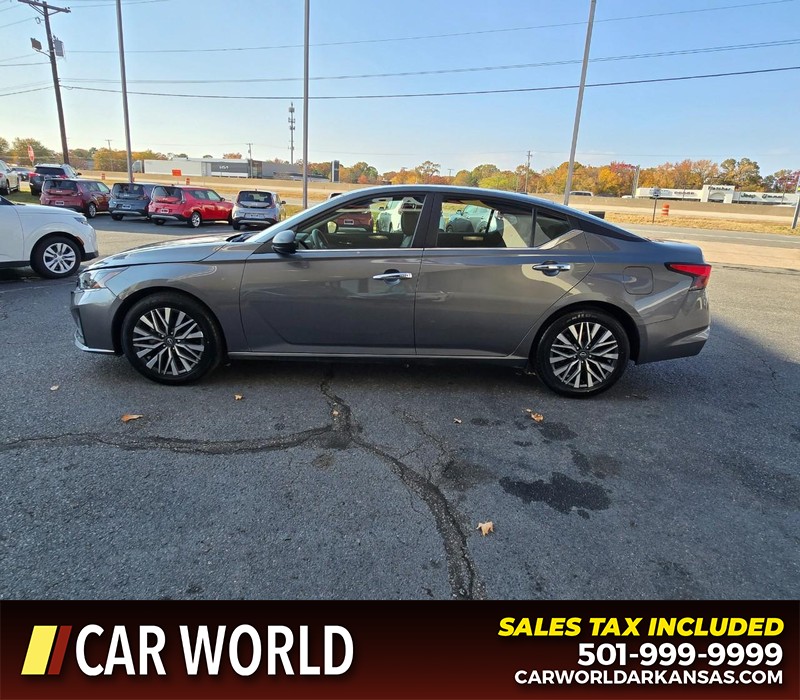 Nissan Altima Vehicle Full-screen Gallery Image 4