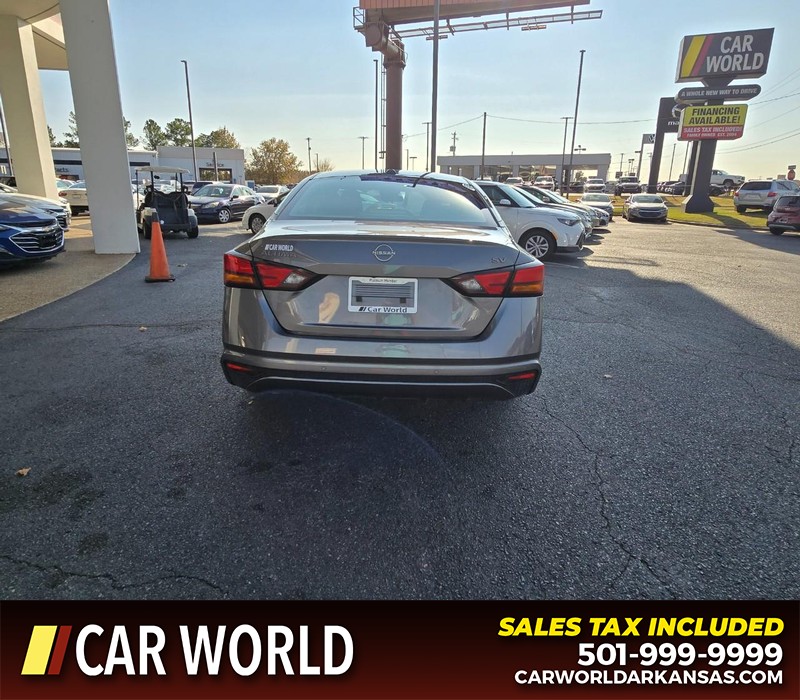 Nissan Altima Vehicle Full-screen Gallery Image 5