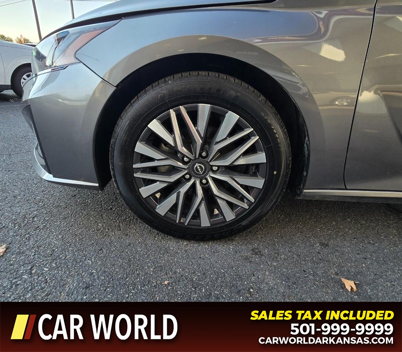 Nissan Altima Vehicle Full-screen Gallery Image 6