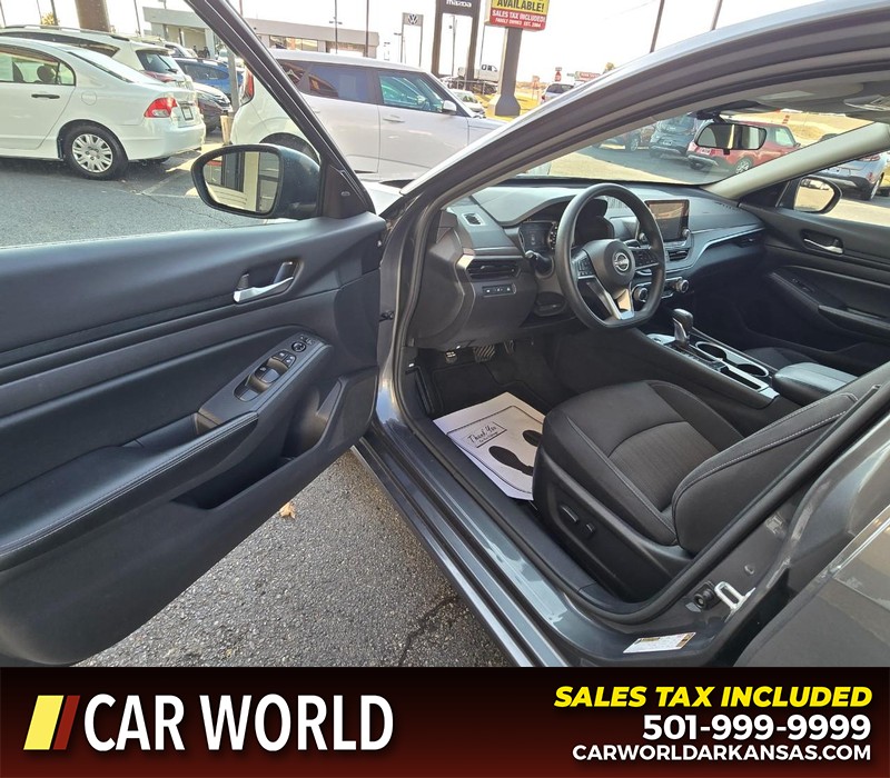 Nissan Altima Vehicle Full-screen Gallery Image 7