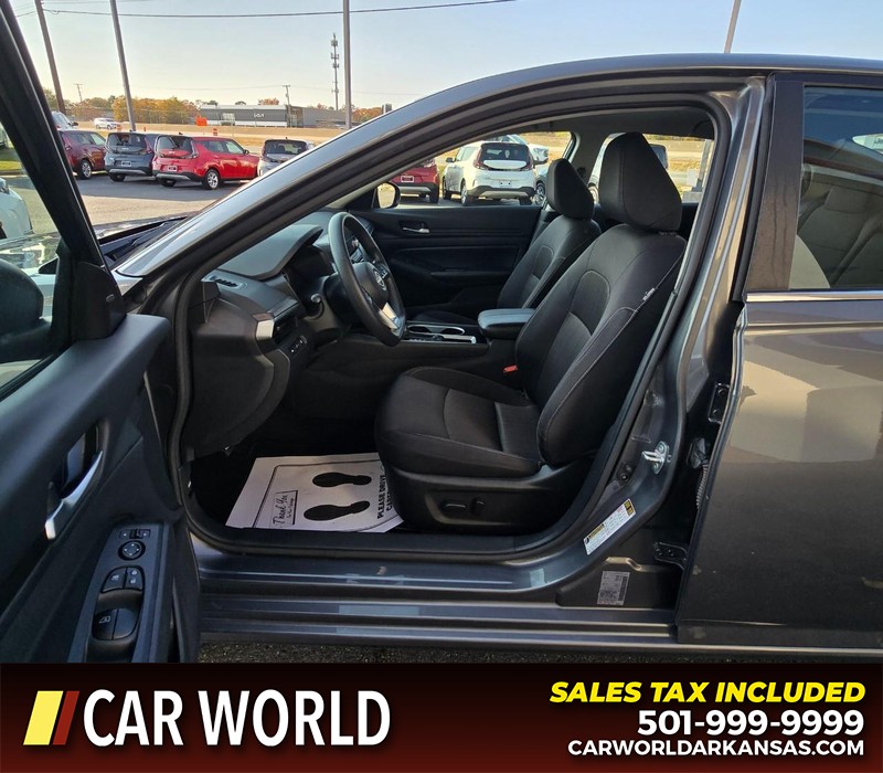 Nissan Altima Vehicle Full-screen Gallery Image 8