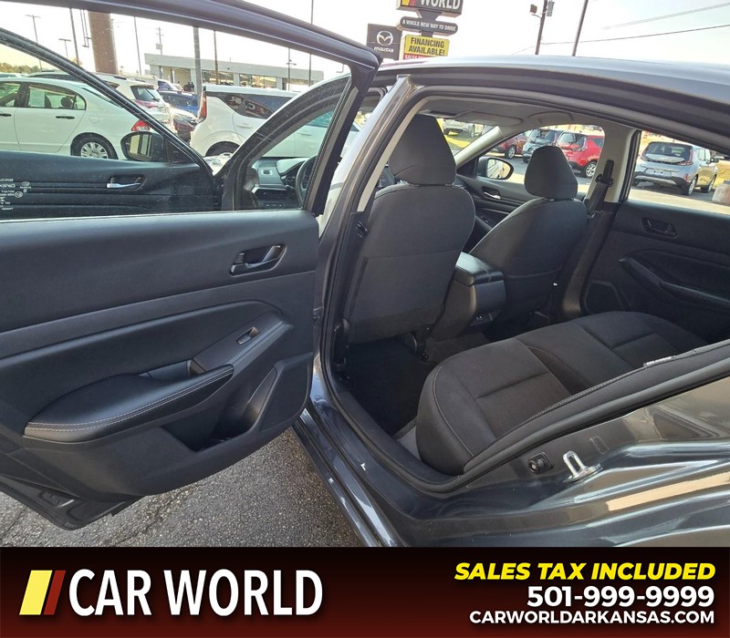 Nissan Altima Vehicle Full-screen Gallery Image 9