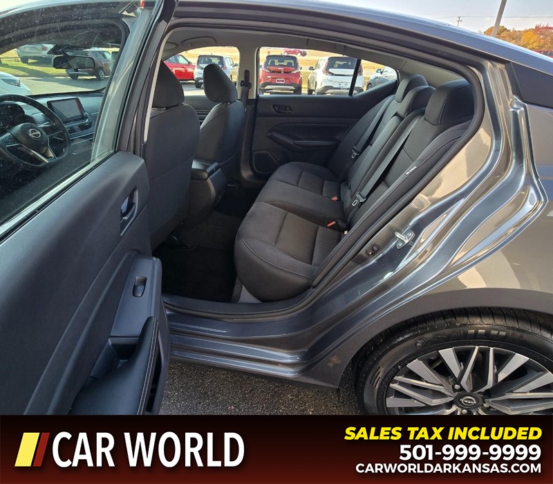 Nissan Altima Vehicle Full-screen Gallery Image 10