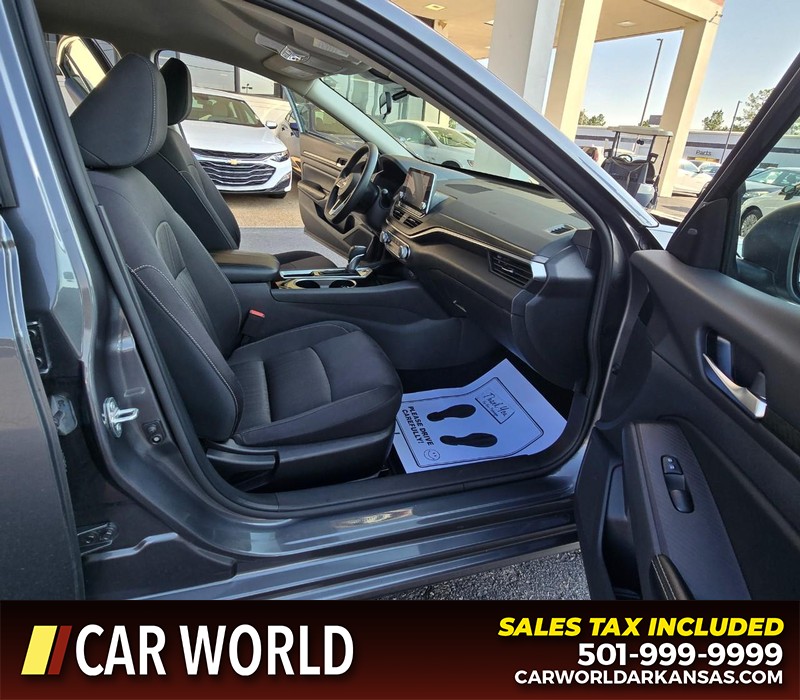 Nissan Altima Vehicle Full-screen Gallery Image 11