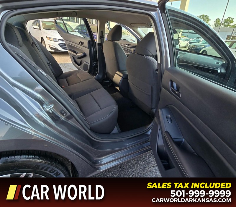 Nissan Altima Vehicle Full-screen Gallery Image 12