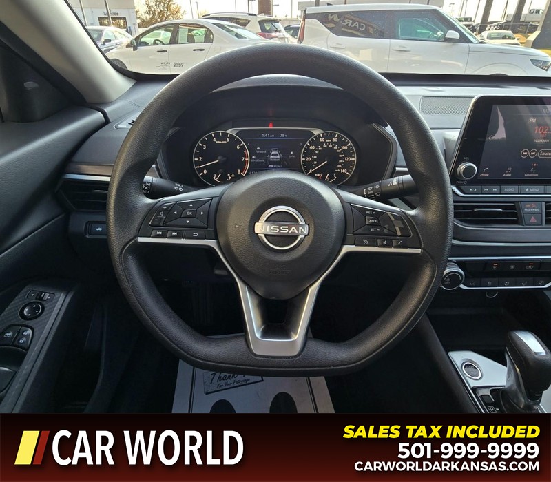 Nissan Altima Vehicle Full-screen Gallery Image 15