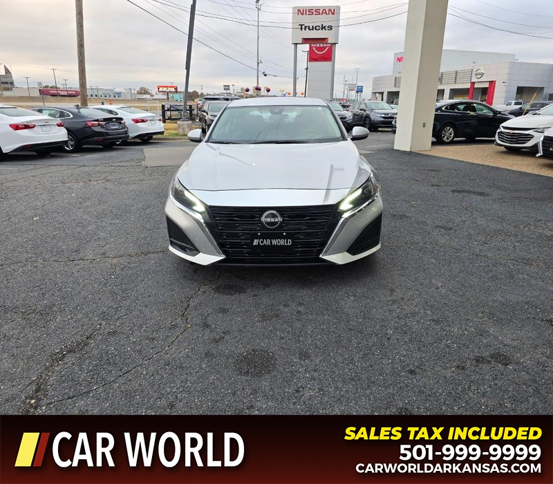 Nissan Altima Vehicle Full-screen Gallery Image 2