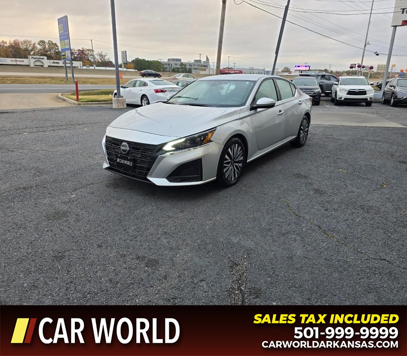 Nissan Altima Vehicle Full-screen Gallery Image 3