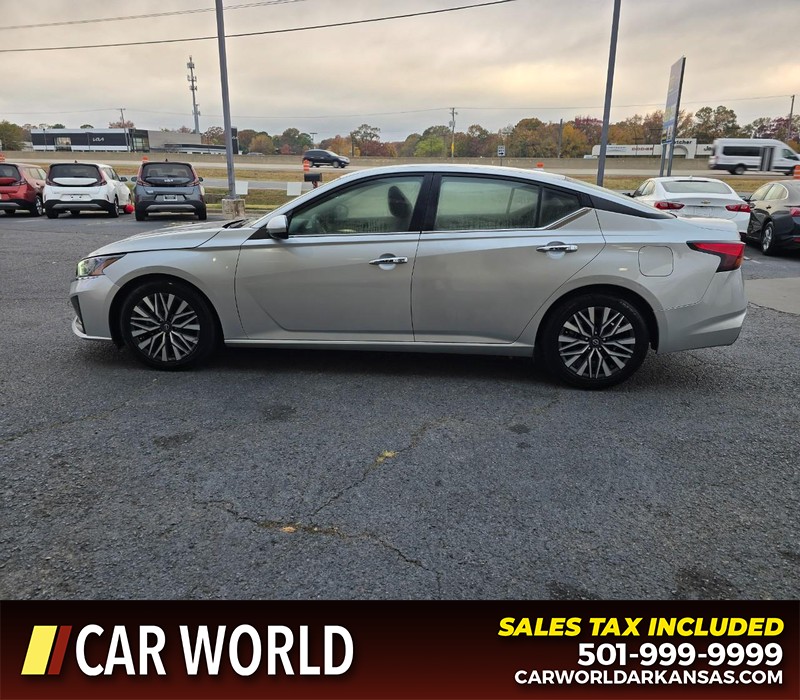 Nissan Altima Vehicle Full-screen Gallery Image 4