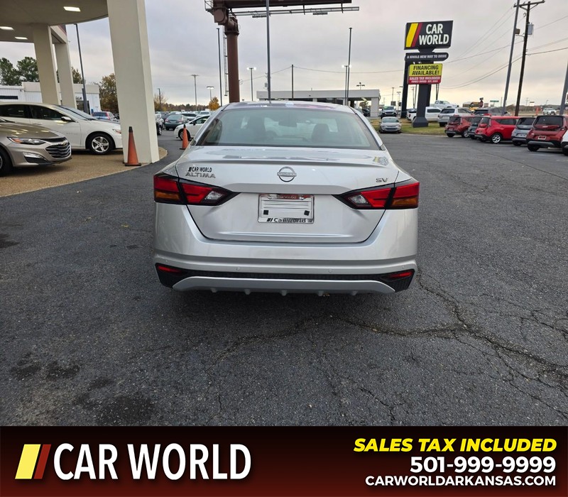 Nissan Altima Vehicle Full-screen Gallery Image 5