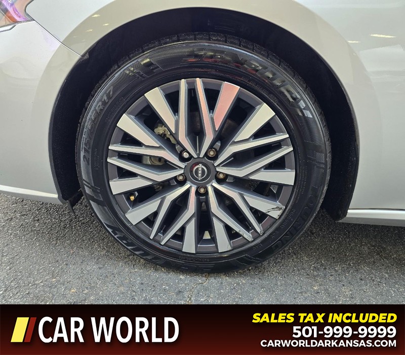 Nissan Altima Vehicle Full-screen Gallery Image 6