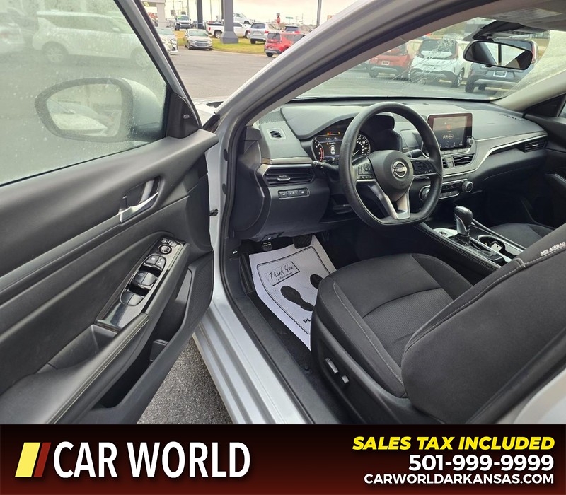 Nissan Altima Vehicle Full-screen Gallery Image 7