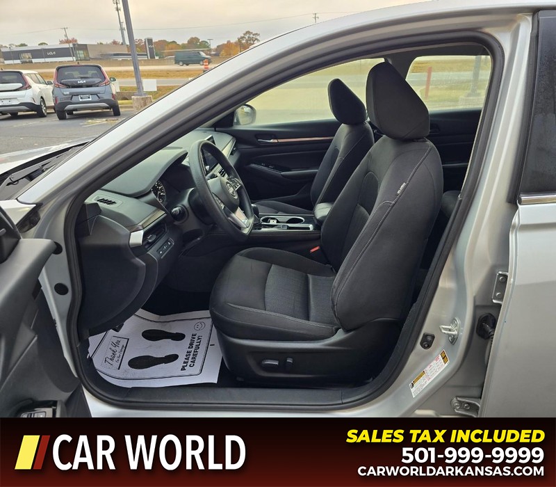 Nissan Altima Vehicle Full-screen Gallery Image 8