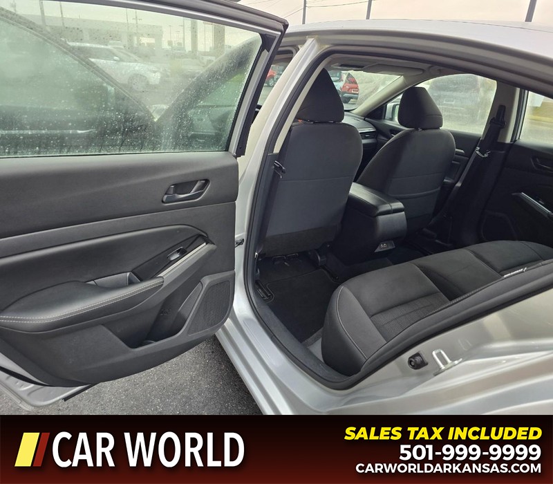 Nissan Altima Vehicle Full-screen Gallery Image 9