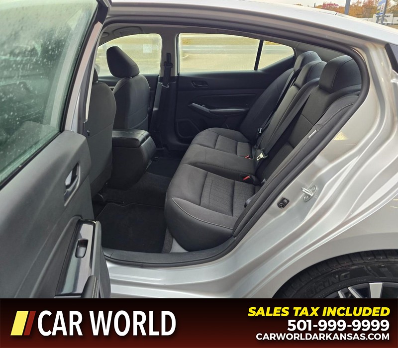 Nissan Altima Vehicle Full-screen Gallery Image 10