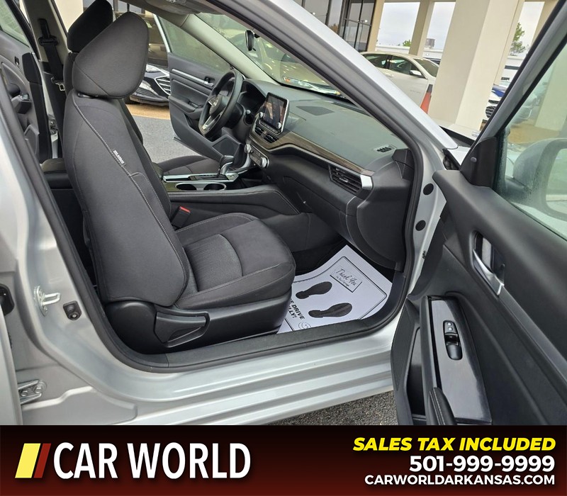 Nissan Altima Vehicle Full-screen Gallery Image 11