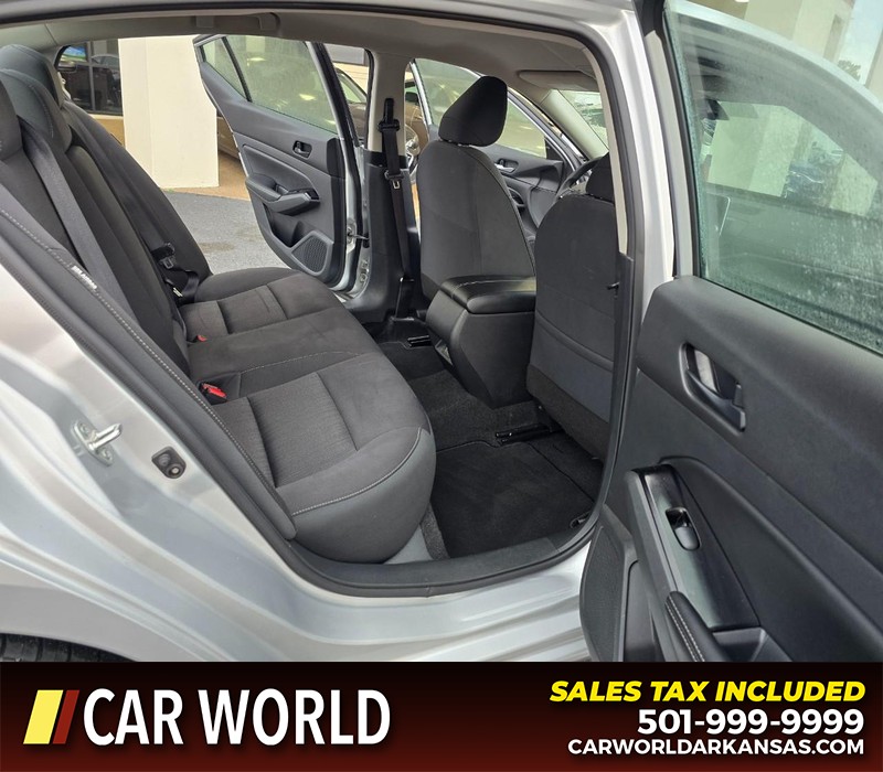 Nissan Altima Vehicle Full-screen Gallery Image 12