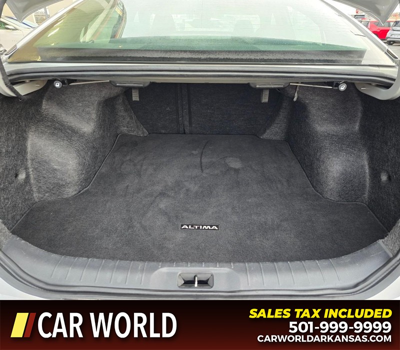 Nissan Altima Vehicle Full-screen Gallery Image 13