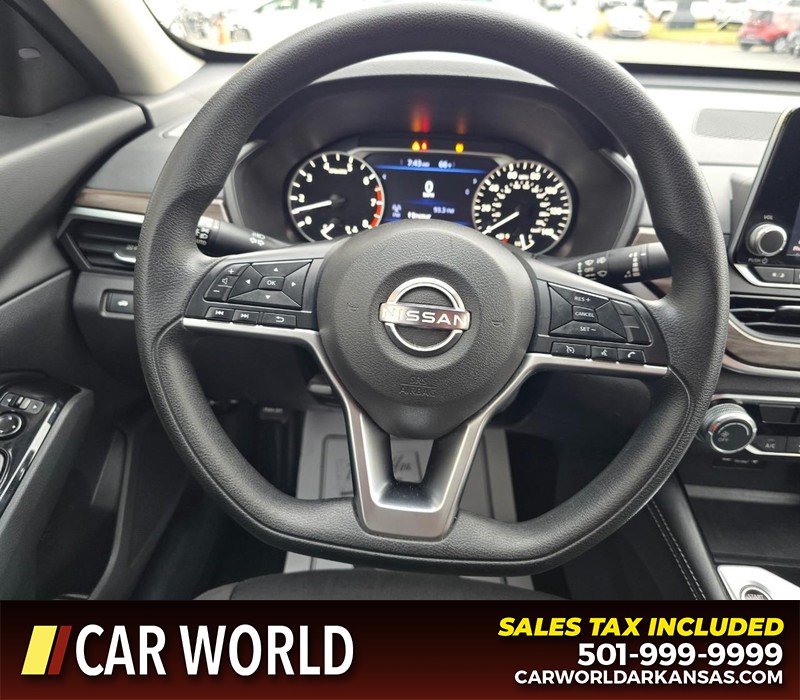 Nissan Altima Vehicle Full-screen Gallery Image 15