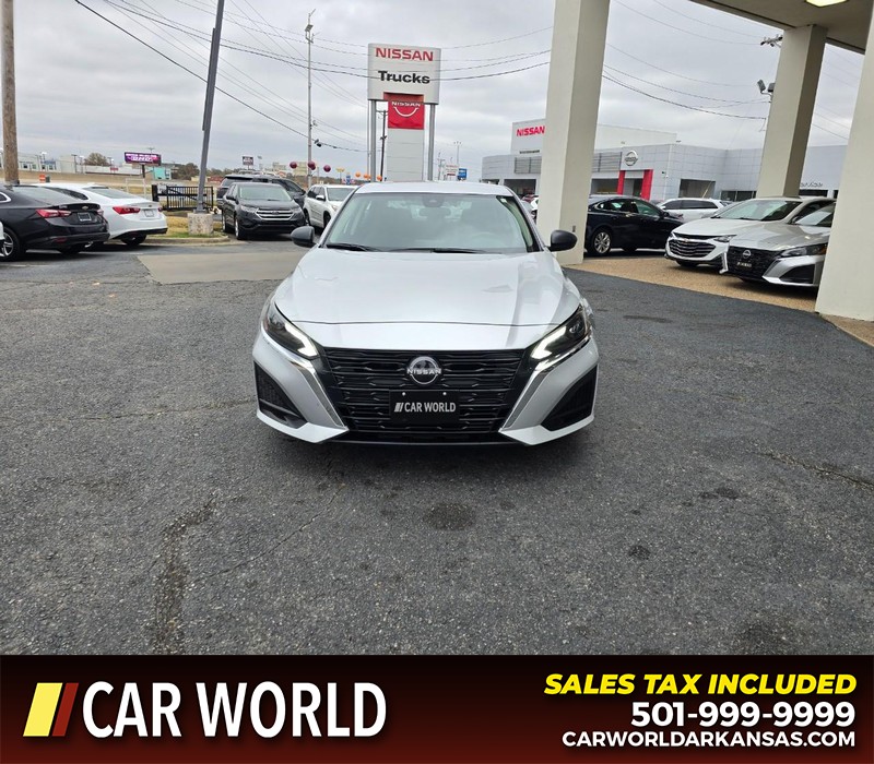 Nissan Altima Vehicle Full-screen Gallery Image 2