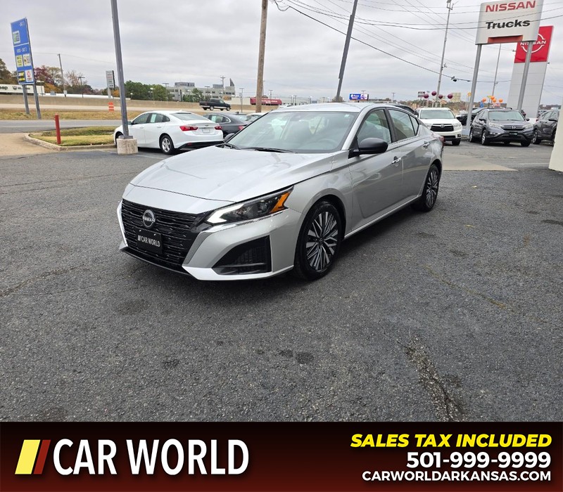 Nissan Altima Vehicle Full-screen Gallery Image 3