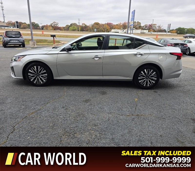 Nissan Altima Vehicle Full-screen Gallery Image 4