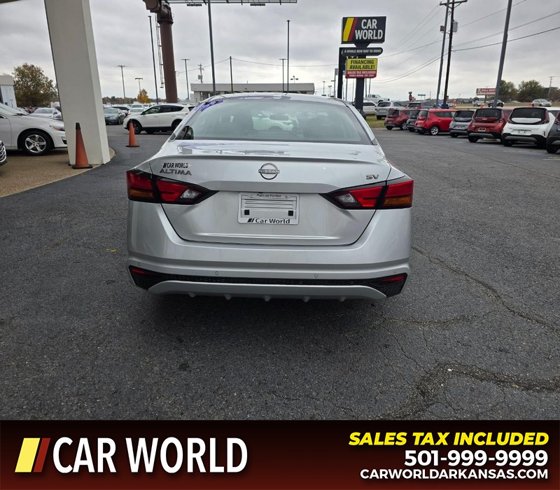 Nissan Altima Vehicle Full-screen Gallery Image 5