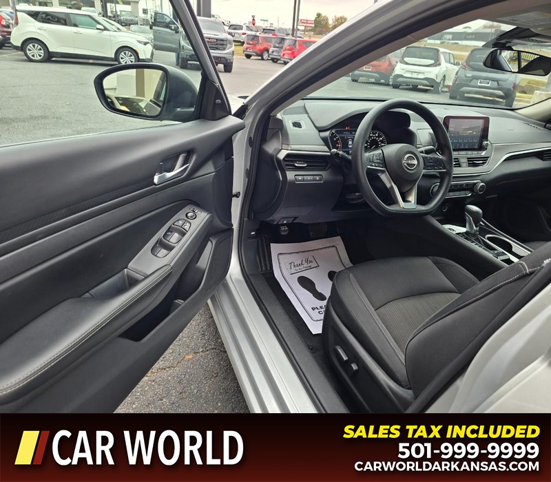 Nissan Altima Vehicle Full-screen Gallery Image 7