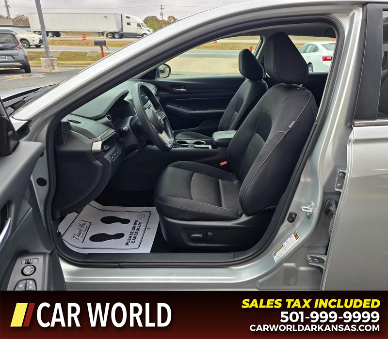 Nissan Altima Vehicle Full-screen Gallery Image 8