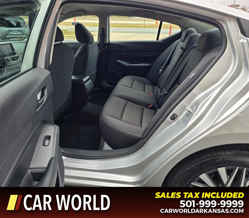 Nissan Altima Vehicle Full-screen Gallery Image 10