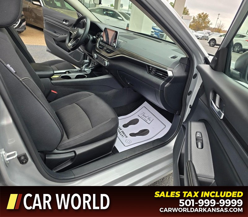 Nissan Altima Vehicle Full-screen Gallery Image 11