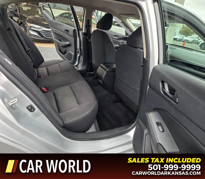 Nissan Altima Vehicle Full-screen Gallery Image 12