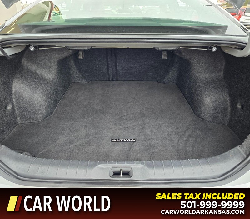Nissan Altima Vehicle Full-screen Gallery Image 13