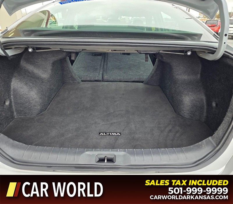 Nissan Altima Vehicle Full-screen Gallery Image 14