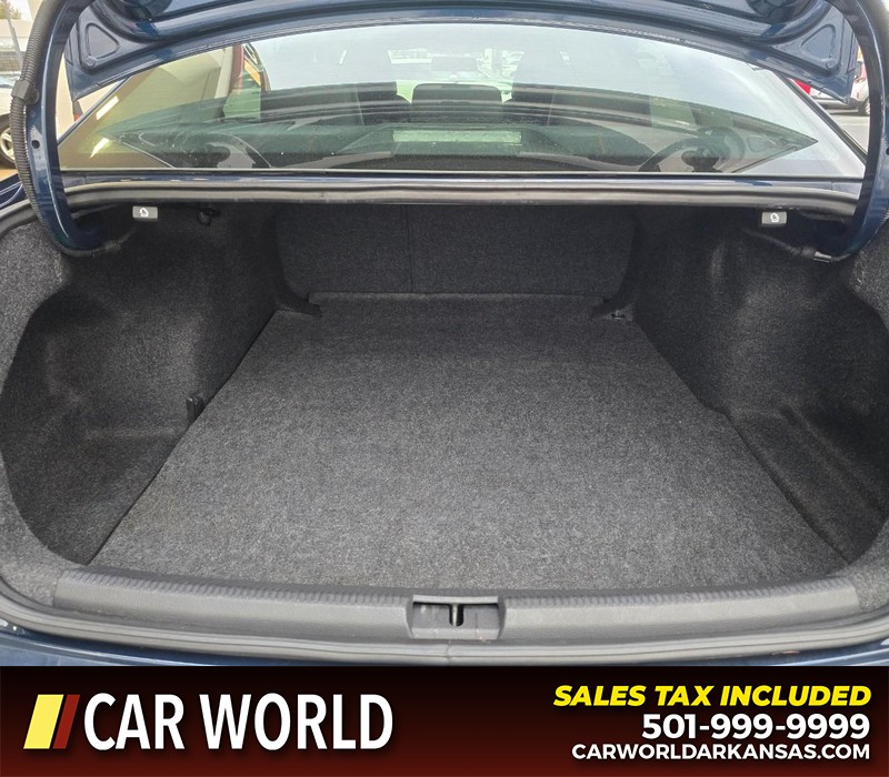 Volkswagen Passat Vehicle Full-screen Gallery Image 13