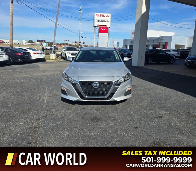 Nissan Altima Vehicle Full-screen Gallery Image 2