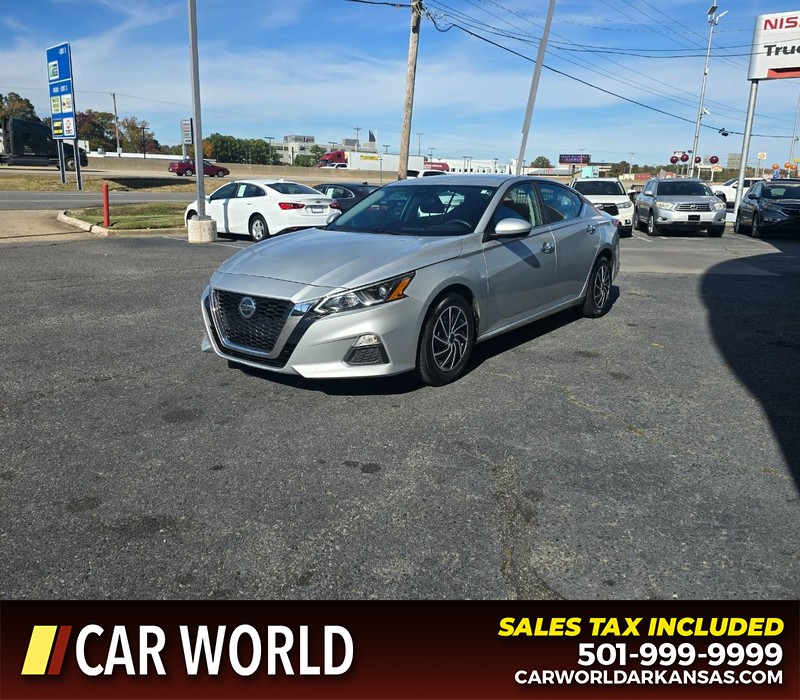 Nissan Altima Vehicle Full-screen Gallery Image 3