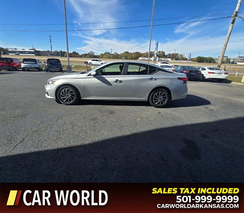 Nissan Altima Vehicle Full-screen Gallery Image 4