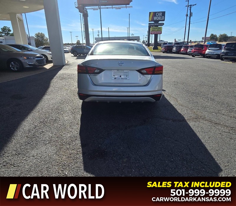 Nissan Altima Vehicle Full-screen Gallery Image 5