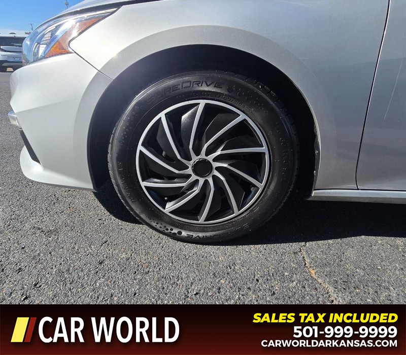 Nissan Altima Vehicle Full-screen Gallery Image 6