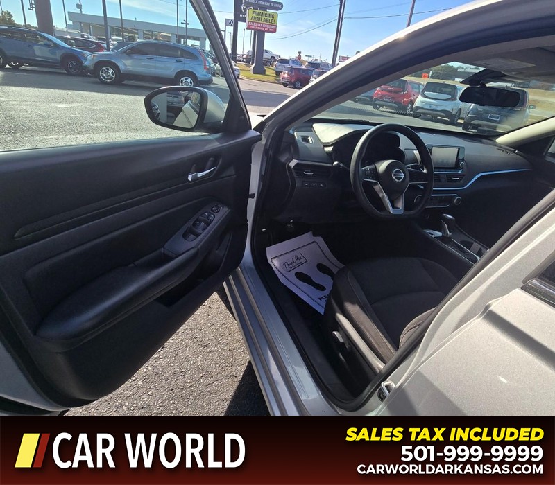 Nissan Altima Vehicle Full-screen Gallery Image 7