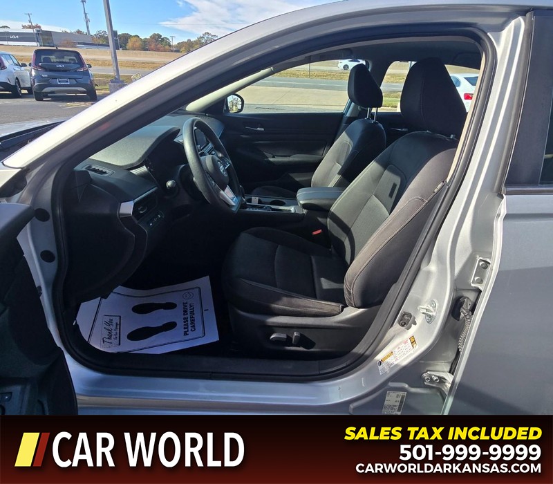 Nissan Altima Vehicle Full-screen Gallery Image 8