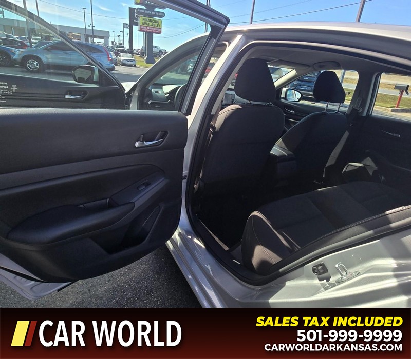 Nissan Altima Vehicle Full-screen Gallery Image 9