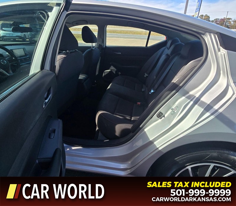 Nissan Altima Vehicle Full-screen Gallery Image 10