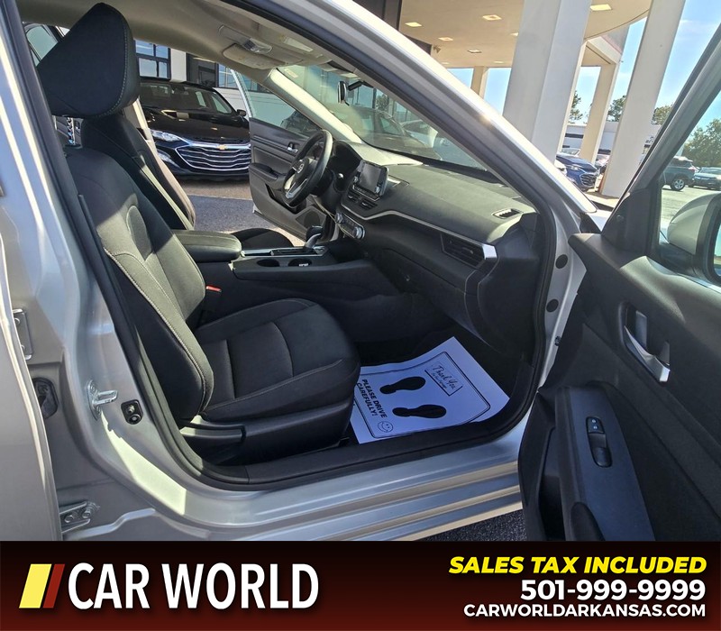 Nissan Altima Vehicle Full-screen Gallery Image 11