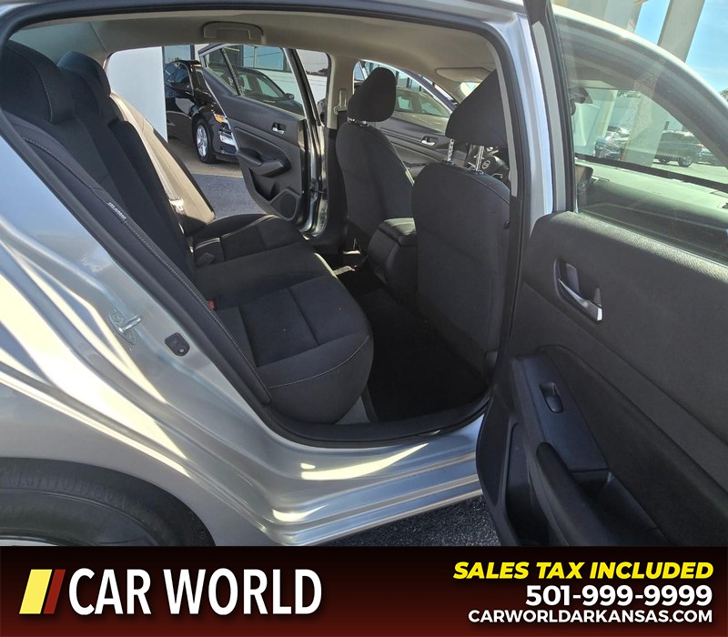 Nissan Altima Vehicle Full-screen Gallery Image 12