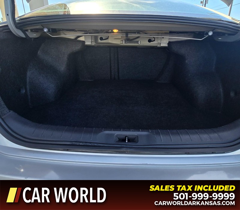 Nissan Altima Vehicle Full-screen Gallery Image 13