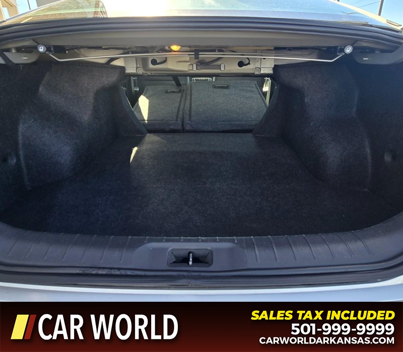 Nissan Altima Vehicle Full-screen Gallery Image 14